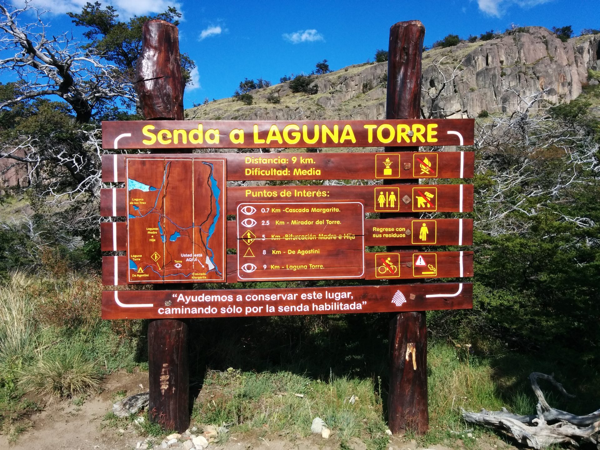 The sign at the beginning of the track of Laguna Torre with all the explanations and safety rules.