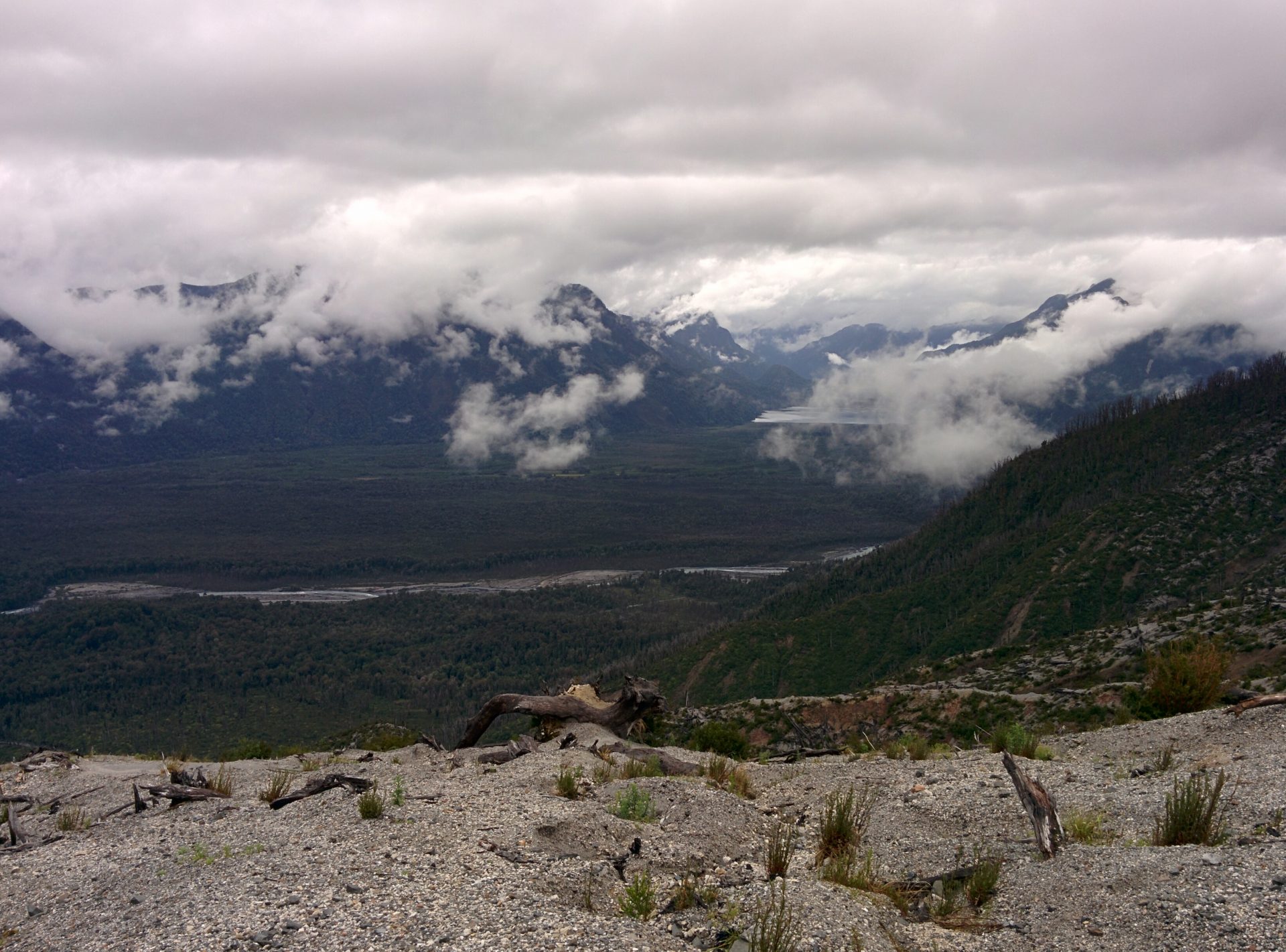 The view of a valley with lots of cloud very low.