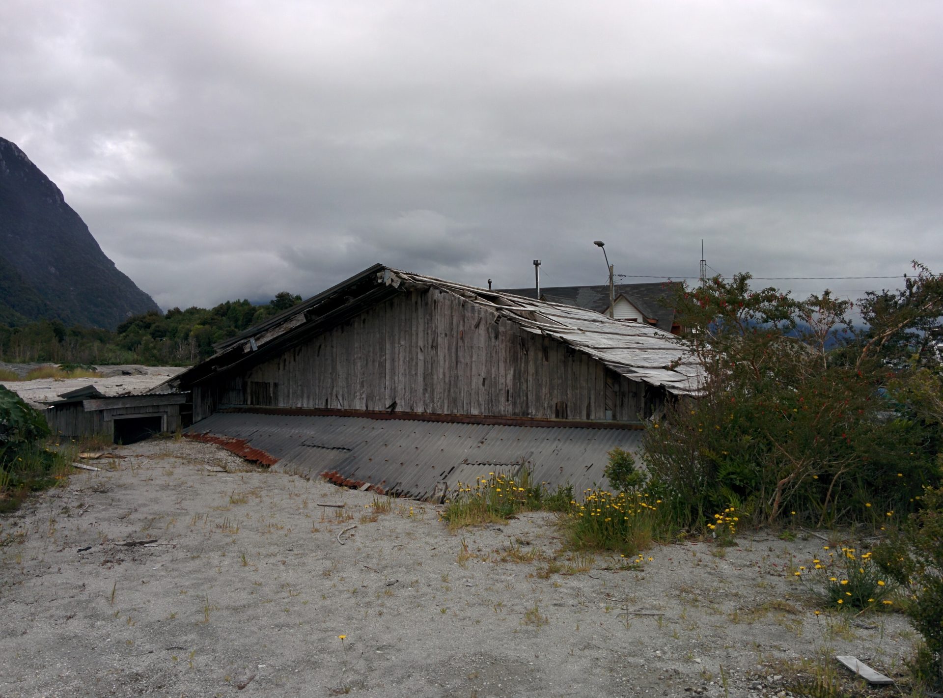 A house, devasted by an eruption, surrounded by 1.5 meters of ashes