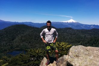 Me in front of the overview of the valley and the villarica volcano