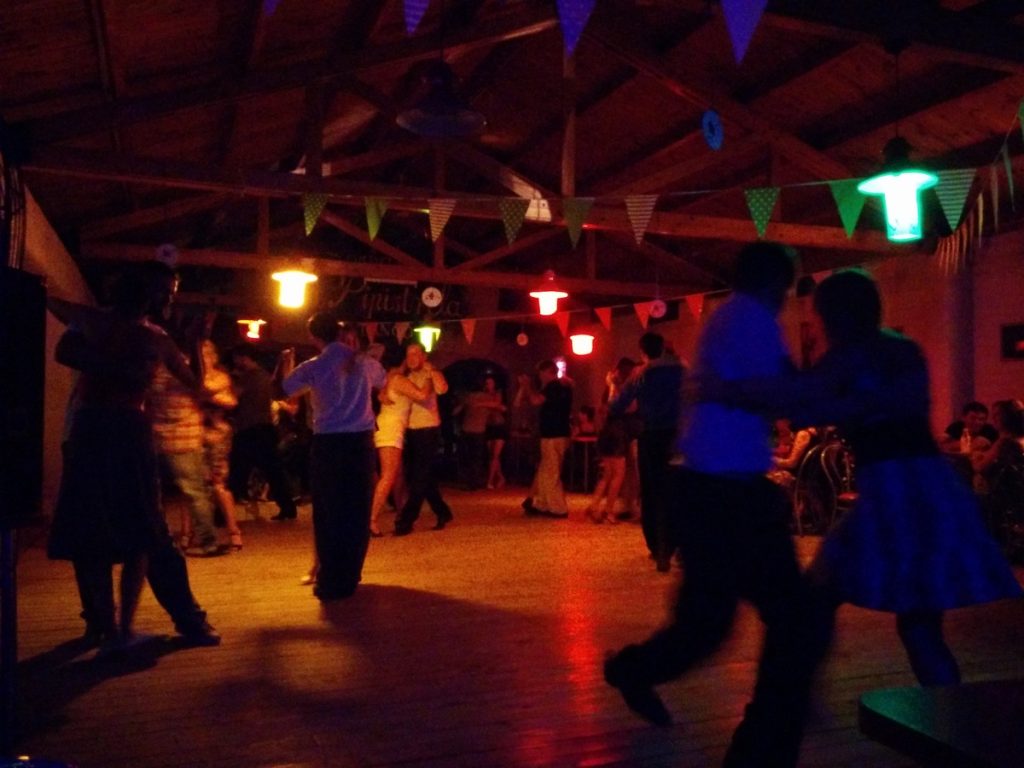 Dancing tango in Mendoza at Pipistrela