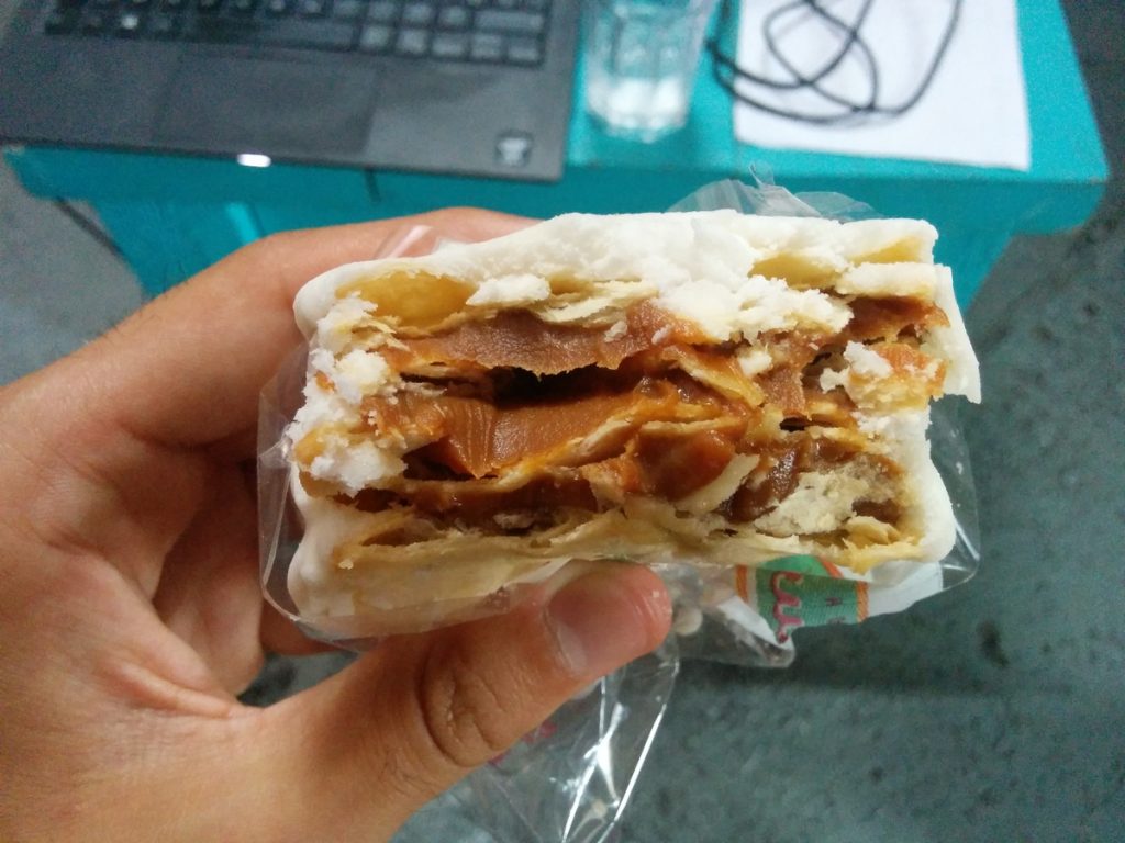 A alfajo de Santafesino, with 2 layers of Dulce de Leche