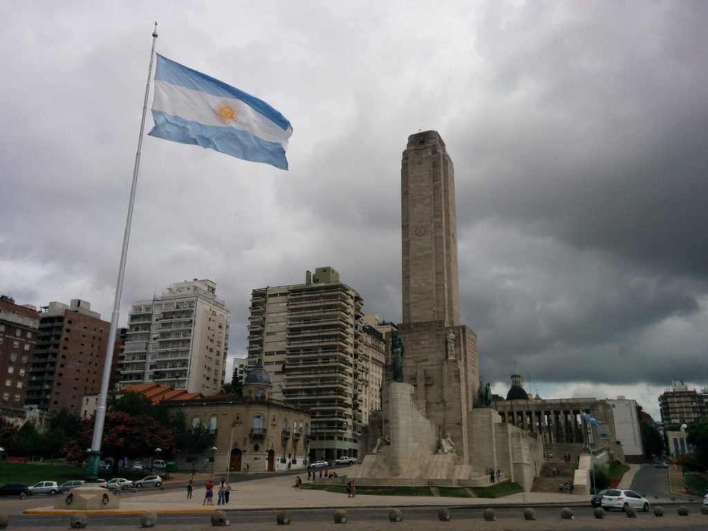 Huge monument in Rosario with a high tower and a flag