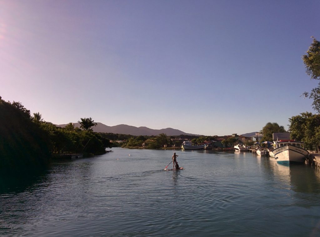 The river that splits Barra da Lagoa