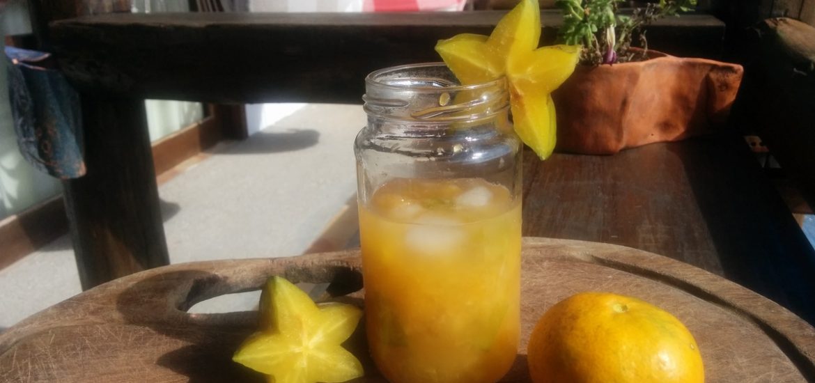 Caipi star: Caipirinha with mandarin and star fruit