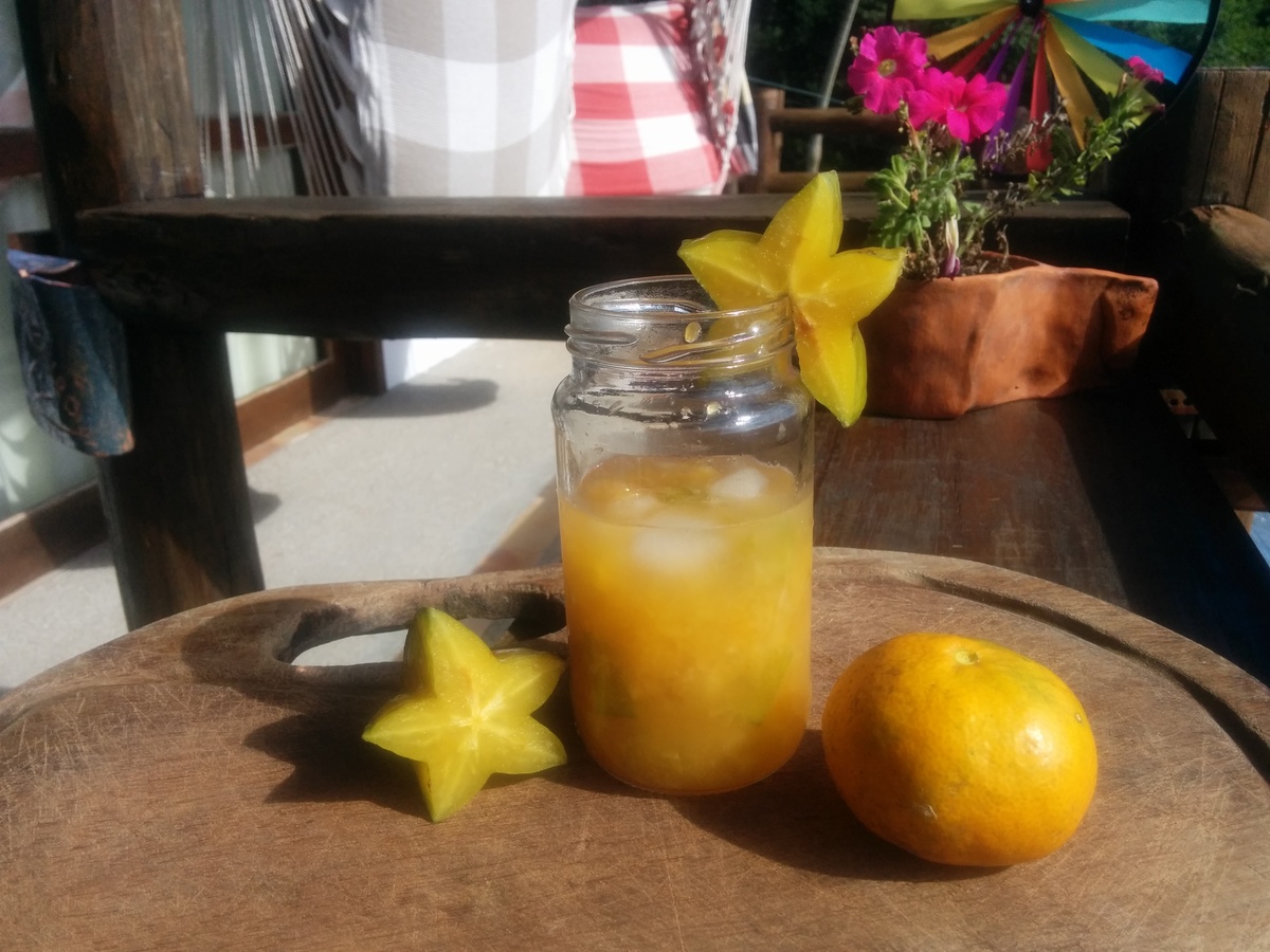 Caipi star: Caipirinha with mandarin and star fruit